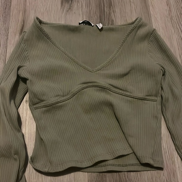 Green long sleeve vneck - Picture 1 of 3